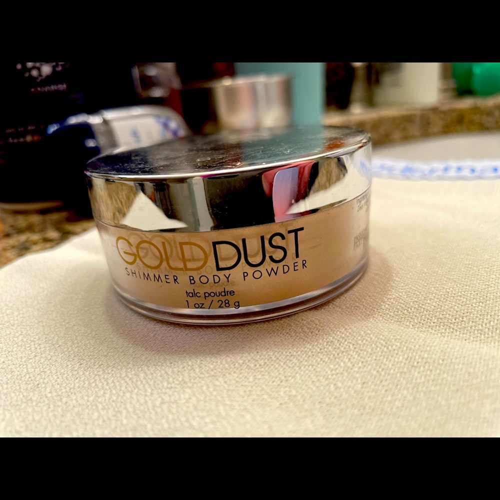 Shimmering body powder